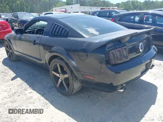 2005 Ford Mustang GT Deluxe z VIN 1ZVFT82H255119937, wystawiony jako IAAI lot #42342433 z przebiegiem 149 435 mil mil oraz . Historia ofert i sprzedaży dostępna na DreamBid. Obrazek 3.