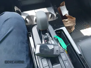 2024 Toyota Prius SE z VIN JTDACACU1R3033326, wystawiony jako IAAI lot #42174204 z przebiegiem 11 273 mil mil oraz . Historia ofert i sprzedaży dostępna na DreamBid. Obrazek 11.