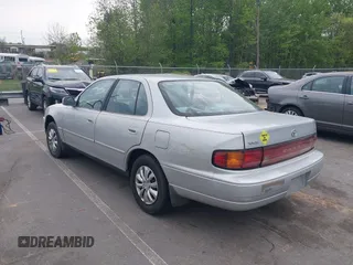 1993 Toyota Camry LE z VIN 4T1SK12E0PU290398, wystawiony jako IAAI lot #42032664 z przebiegiem 264 922 mil mil oraz . Historia ofert i sprzedaży dostępna na DreamBid. Obrazek 3.