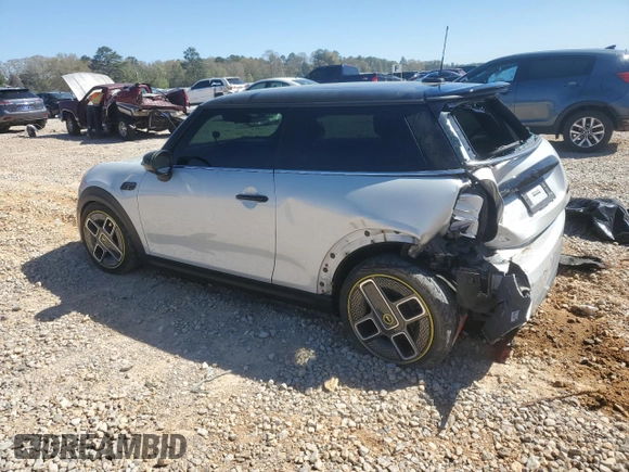 2023 MINI Hardtop Cooper SE z VIN WMW13DJ06P2S79659, wystawiony jako Copart lot #49746775 z przebiegiem 41 559 mil mil oraz Szkoda całkowita • Salvage title. Historia ofert i sprzedaży dostępna na DreamBid. Obrazek 2.