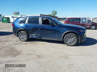 2024 Mazda CX-90 Select z VIN JM3KKAHDXR1170154, wystawiony jako IAAI lot #40852871 z przebiegiem 4 498 mil mil oraz . Historia ofert i sprzedaży dostępna na DreamBid. Obrazek 13.