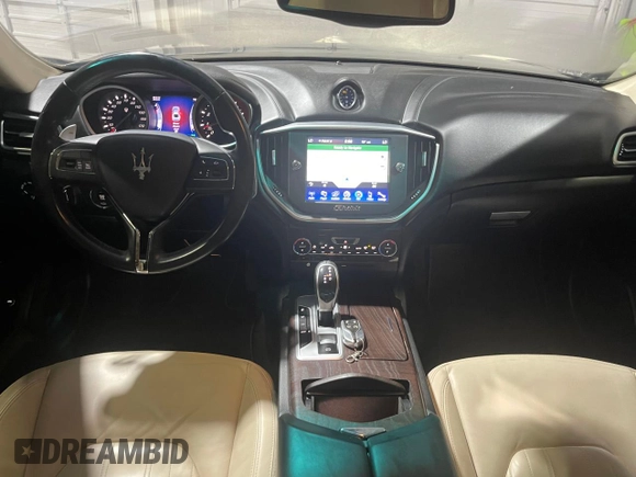 2014 Maserati Ghibli S Q4 z VIN ZAM57RTA9E1112724, wystawiony jako Copart lot #73739204 z przebiegiem 45 525 mil mil oraz Szkoda całkowita • Salvage title. Historia ofert i sprzedaży dostępna na DreamBid. Obrazek 9.