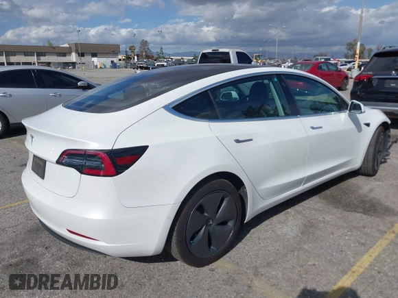 2018 Tesla Model 3 Long Range Battery z VIN 5YJ3E1EA8JF162130, wystawiony jako IAAI lot #41933015 z przebiegiem 50 081 mil mil oraz . Historia ofert i sprzedaży dostępna na DreamBid. Obrazek 4.