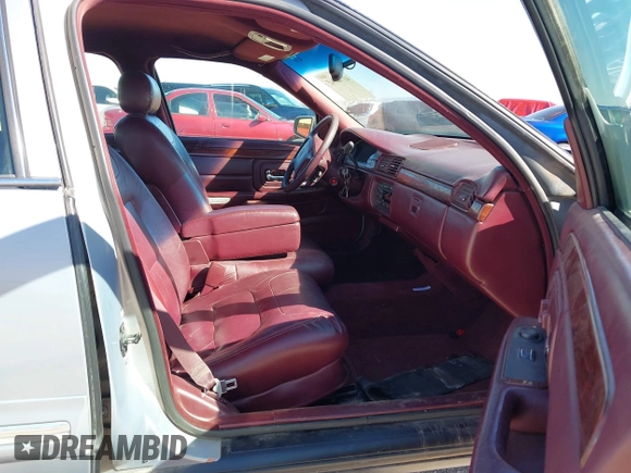 1998 Cadillac DeVille z VIN 1G6KD54Y8WU713369, wystawiony jako IAAI lot #41740945 z przebiegiem 149 384 mil mil oraz . Historia ofert i sprzedaży dostępna na DreamBid. Obrazek 5.