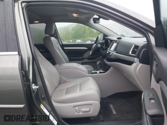 2018 Toyota Highlander SE with VIN 5TDJZRFH1JS867420, listed as a IAAI auction lot 42162279 with 58,504 mi miles and . Bid and sale history available at DreamBid. Image 5.