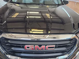 2022 GMC Terrain SLE z VIN 3GKALMEV6NL211841, wystawiony jako IAAI lot #42673268 z przebiegiem 50 087 mil mil oraz . Historia ofert i sprzedaży dostępna na DreamBid. Obrazek 1.
