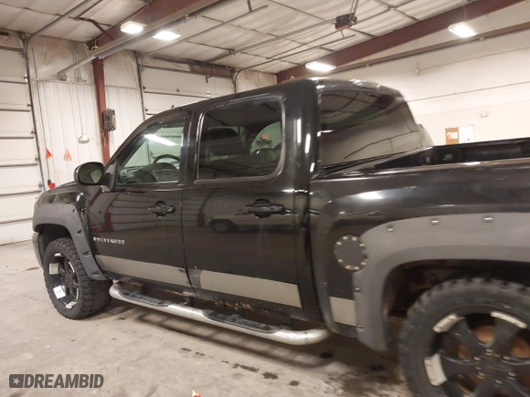 2007 Chevrolet Silverado 1500 LT w/1LT with VIN 3GCEK13M57G510256, listed as a IAAI auction lot 41690398 with 256,980 mi miles. Bid and sale history available at carsss.com. Image 14.