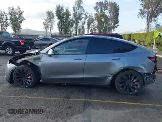 2024 Tesla Model Y Performance z VIN 7SAYGDEF5RA322392, wystawiony jako IAAI lot #41939339 z przebiegiem 20 808 mil mil oraz . Historia ofert i sprzedaży dostępna na DreamBid. Obrazek 15.