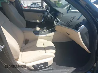 2019 BMW 3 Series 330i z VIN WBA5R1C5XKAK12214, wystawiony jako IAAI lot #42600090 z przebiegiem Nie podano mil oraz . Historia ofert i sprzedaży dostępna na DreamBid. Obrazek 5.