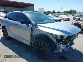2024 Lexus RX 500h F Sport Performance z VIN 2T2BCMEA0RC014925, wystawiony jako IAAI lot #42169847 z przebiegiem 16 079 mil mil oraz . Historia ofert i sprzedaży dostępna na DreamBid. Obrazek 1.