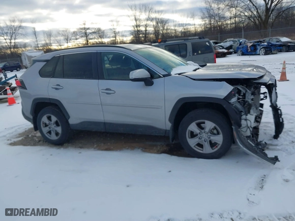 2022 Toyota RAV4 Hybrid XLE with VIN JTMRWRFV4ND568071, listed as a IAAI auction lot 41352014 with 47,513 mi miles. Bid and sale history available at carsss.com. Image 13.