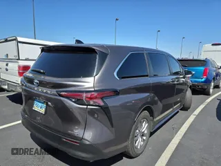 2022 Toyota Sienna LE с VIN 5TDKSKFC6NS069991, выставлен на аукционе IAAI как лот 42550078 с пробегом 93 954 миль миль и . История ставок и продаж доступна на DreamBid. Изображение 1.