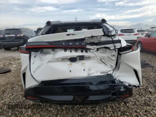 2024 Lexus RZ 450e Premium z VIN JTJAAAAB8RA023618, wystawiony jako Copart lot #43230375 z przebiegiem 8307 mil mil oraz Szkody całkowita. Historia ofert i sprzedaży dostępna na DreamBid. Obrazek 6.