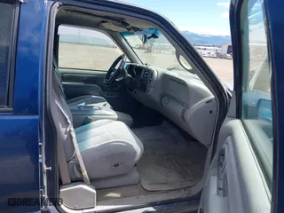 1997 Chevrolet Suburban with VIN 3GNFK16R9VG176846, listed as a IAAI auction lot 42058671 with 226,408 mi miles. Bid and sale history available at carsss.com. Image 5.