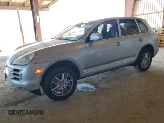 2009 Porsche Cayenne z VIN WP1AA29PX9LA02636, wystawiony jako Copart lot #50229185 z przebiegiem 133 885 mil mil oraz Szkody całkowita. Historia ofert i sprzedaży dostępna na DreamBid. Obrazek 1.