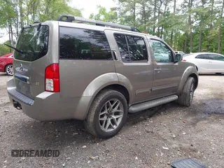 2005 Nissan Pathfinder SE z VIN 5N1AR18WX5C748572, wystawiony jako IAAI lot #42180475 z przebiegiem 291 301 mil mil oraz . Historia ofert i sprzedaży dostępna na DreamBid. Obrazek 4.