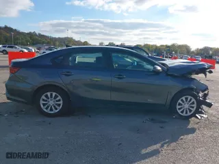 2021 Kia Forte LXS with VIN 3KPF24AD9ME301716, listed as a IAAI auction lot 40767290 with 1 mi miles. Bid and sale history available at carsss.com. Image 13.