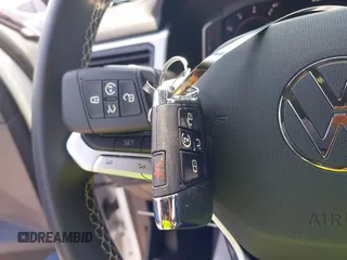 2022 Volkswagen Atlas SE z VIN 1V2HE2CA5NC225233, wystawiony jako IAAI lot #42366811 z przebiegiem 27 986 mil mil oraz . Historia ofert i sprzedaży dostępna na DreamBid. Obrazek 11.