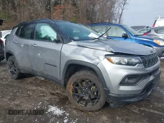 2022 Jeep Compass Latitude with VIN 3C4NJDBB4NT197015, listed as a IAAI auction lot 41182504 with 61,498 mi miles and . Bid and sale history available at carsss.com. Image 1.
