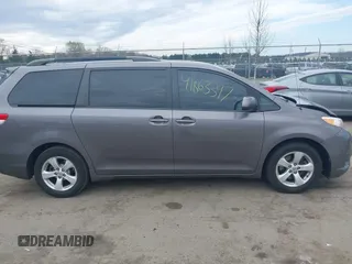 2014 Toyota Sienna LE AAS z VIN 5TDKK3DC2ES519967, wystawiony jako IAAI lot #41863397 z przebiegiem 124 130 mil mil oraz . Historia ofert i sprzedaży dostępna na DreamBid. Obrazek 13.