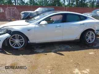 2013 Tesla Model S z VIN 5YJSA1CN6DFP21076, wystawiony jako IAAI lot #41984834 z przebiegiem 154 662 mil mil oraz . Historia ofert i sprzedaży dostępna na DreamBid. Obrazek 14.
