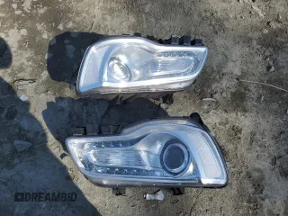 2015 Chrysler 300 Limited z VIN 2C3CCAAG7FH779797, wystawiony jako Copart lot #52281375 z przebiegiem 140 141 mil mil oraz Szkoda całkowita • Salvage title. Historia ofert i sprzedaży dostępna na DreamBid. Obrazek 12.