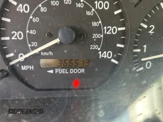 2000 Toyota Camry CE z VIN 4T1BG22K0YU002152, wystawiony jako Copart lot #58250485 z przebiegiem 366 513 mil mil oraz Czysty tytuł • Clean title. Historia ofert i sprzedaży dostępna na DreamBid. Obrazek 8.