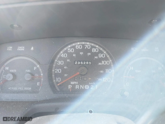 2000 Ford Crown Victoria with VIN 2FAFP73W7YX135395, listed as a IAAI auction lot 41439401 with 235,285 mi miles. Bid and sale history available at carsss.com. Image 7.
