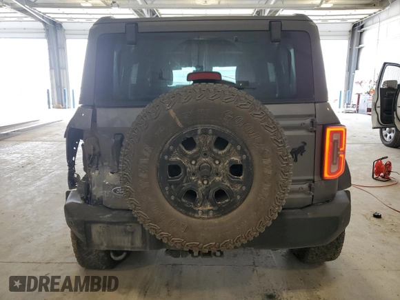 2022 Ford Bronco z VIN 1FMEE5DPXNLB55992, wystawiony jako Copart lot #62194195 z przebiegiem 70 264 mil mil oraz Szkoda całkowita • Salvage title. Historia ofert i sprzedaży dostępna na DreamBid. Obrazek 6.