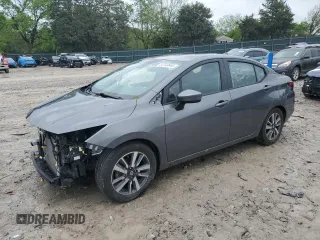 2020 Nissan Versa SV z VIN 3N1CN8EV0LL801071, wystawiony jako Copart lot #53743645 z przebiegiem 55 736 mil mil oraz Czysty tytuł • Clean title. Historia ofert i sprzedaży dostępna na DreamBid. Obrazek 1.
