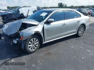 2014 Volkswagen Passat Wolfsburg Edition z VIN 1VWAT7A33EC068969, wystawiony jako IAAI lot #42288942 z przebiegiem 69 560 mil mil oraz . Historia ofert i sprzedaży dostępna na DreamBid. Obrazek 2.