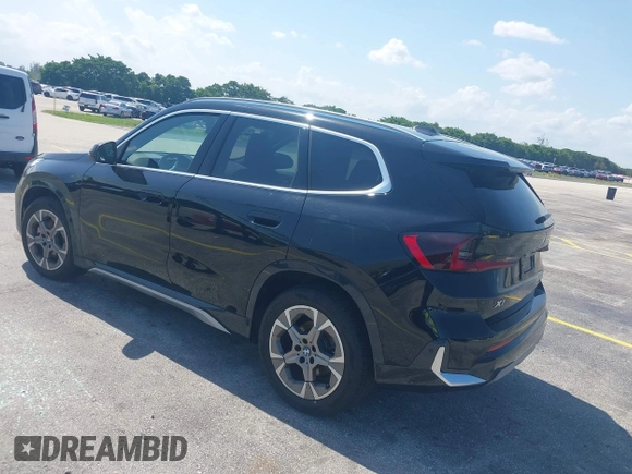 2025 BMW X1 xDrive28i z VIN WBX73EF05S5101750, wystawiony jako IAAI lot #42318885 z przebiegiem 13 923 mil mil oraz . Historia ofert i sprzedaży dostępna na DreamBid. Obrazek 3.
