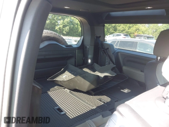 2025 Land Rover Defender X-Dynamic SE with VIN SALE26EU3S2433634, listed as a IAAI auction lot 42669947 with 729 mi miles and . Bid and sale history available at DreamBid. Image 8.
