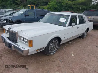 1989 Lincoln Town Car z VIN 1LNBM81F5KY813302, wystawiony jako IAAI lot #42412831 z przebiegiem 76 138 mil mil oraz . Historia ofert i sprzedaży dostępna na DreamBid. Obrazek 2.