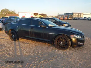 2018 Jaguar XJ Portfolio z VIN SAJWJ2GD3J8W15092, wystawiony jako IAAI lot #41844106 z przebiegiem 56 357 mil mil oraz . Historia ofert i sprzedaży dostępna na DreamBid. Obrazek 1.