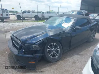 2014 Ford Mustang V6 с VIN 1ZVBP8EM5E5243910, выставлен на аукционе IAAI как лот 42648737 с пробегом 251 987 миль миль и . История ставок и продаж доступна на DreamBid. Изображение 17.
