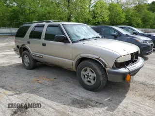 1998 Chevrolet Blazer LS z VIN 1GNDT13W6W2283281, wystawiony jako Copart lot #56874835 z przebiegiem 277 237 mil mil oraz Szkoda całkowita • Salvage title. Historia ofert i sprzedaży dostępna na DreamBid. Obrazek 4.