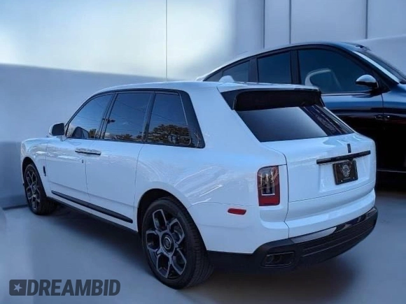2022 Rolls-Royce Cullinan Black Badge z VIN SLATV8C02NU2121XX, wystawiony jako Copart lot #49549395 z przebiegiem 5 245 mil mil oraz Czysty tytuł • Clean title. Historia ofert i sprzedaży dostępna na DreamBid. Obrazek 4.