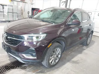 2021 Buick Encore GX Essence z VIN KL4MMGSL1MB150807, wystawiony jako IAAI lot #42650838 z przebiegiem 46 076 mil mil oraz . Historia ofert i sprzedaży dostępna na DreamBid. Obrazek 2.
