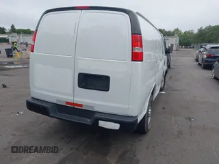 2022 Chevrolet Express Cargo z VIN 1GCWGAF72N1142965, wystawiony jako IAAI lot #42463029 z przebiegiem 49 782 mil mil oraz . Historia ofert i sprzedaży dostępna na DreamBid. Obrazek 4.
