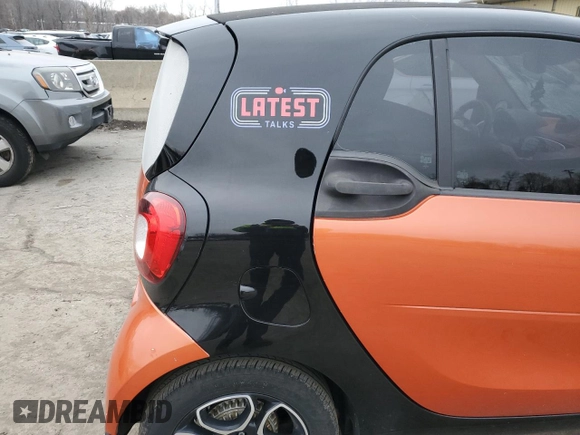 2019 Smart fortwo Pure z VIN WMEFJ9BA3KK410320, wystawiony jako Copart lot #82931664 z przebiegiem Nie podano mil oraz Szkody całkowita. Historia ofert i sprzedaży dostępna na DreamBid. Obrazek 10.