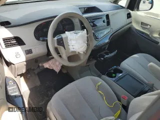 2014 Toyota Sienna LE AAS z VIN 5TDKK3DC1ES468896, wystawiony jako Copart lot #60520405 z przebiegiem 239 779 mil mil oraz Szkoda całkowita • Salvage title. Historia ofert i sprzedaży dostępna na DreamBid. Obrazek 8.