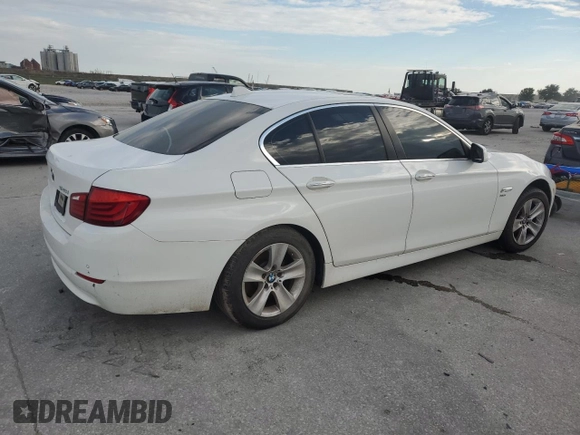 2012 BMW 5 Series 528i xDrive z VIN WBAXH5C50CDW04329, wystawiony jako Copart lot #84813424 z przebiegiem Nie podano mil oraz Szkoda całkowita • Salvage title. Historia ofert i sprzedaży dostępna na DreamBid. Obrazek 3.