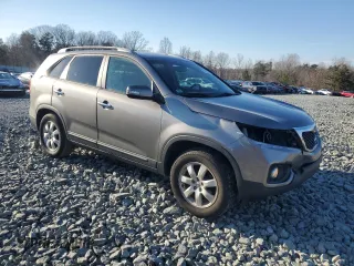 2013 Kia Sorento LX with VIN 5XYKT3A68DG416799, listed as a Copart auction lot 47550435 with 110,327 mi miles and Salvage Title. Bid and sale history available at carsss.com. Image 4.