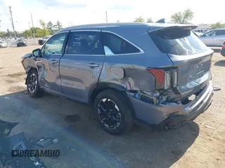 2024 Kia Sorento S z VIN 5XYRL4JC1RG265371, wystawiony jako IAAI lot #40450437 z przebiegiem 14 620 mil mil oraz . Historia ofert i sprzedaży dostępna na DreamBid. Obrazek 3.