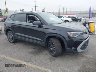 2025 Volkswagen Taos z VIN 3VVSC7B22SM011056, wystawiony jako IAAI lot #41889662 z przebiegiem 75 mil mil oraz . Historia ofert i sprzedaży dostępna na DreamBid. Obrazek 1.