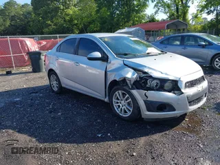 2016 Chevrolet Sonic LT z VIN 1G1JC5SH0G4178496, wystawiony jako IAAI lot #42241692 z przebiegiem 145 016 mil mil oraz . Historia ofert i sprzedaży dostępna na DreamBid. Obrazek 1.