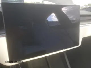 2022 Tesla Model S Plaid z VIN 5YJSA1E64NF461218, wystawiony jako Copart lot #84467644 z przebiegiem Nie podano mil oraz Szkoda całkowita • Salvage title. Historia ofert i sprzedaży dostępna na DreamBid. Obrazek 9.
