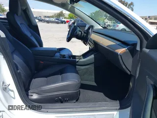 2020 Tesla Model 3 Long Range z VIN 5YJ3E1EB7LF628030, wystawiony jako IAAI lot #42357277 z przebiegiem 82 379 mil mil oraz . Historia ofert i sprzedaży dostępna na DreamBid. Obrazek 5.