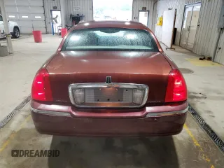 2004 Lincoln Town Car Signature z VIN 1LNHM81W54Y612626, wystawiony jako Copart lot #58399055 z przebiegiem 96 853 mil mil oraz Szkoda całkowita • Salvage title. Historia ofert i sprzedaży dostępna na DreamBid. Obrazek 6.